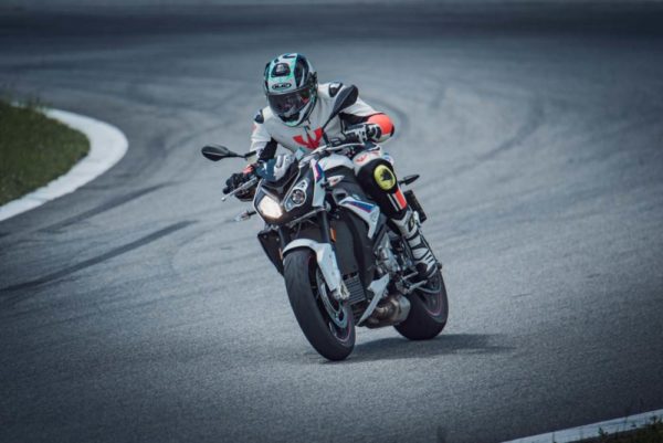 Zážitková výuka jízdy na motorce: na závodním okruhu