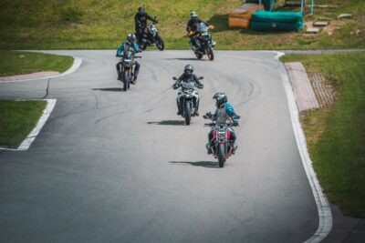 trénink jízdy na motorce na silnici