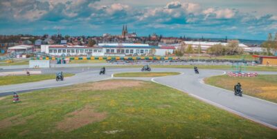 trénink jízdy na motorce na silnici